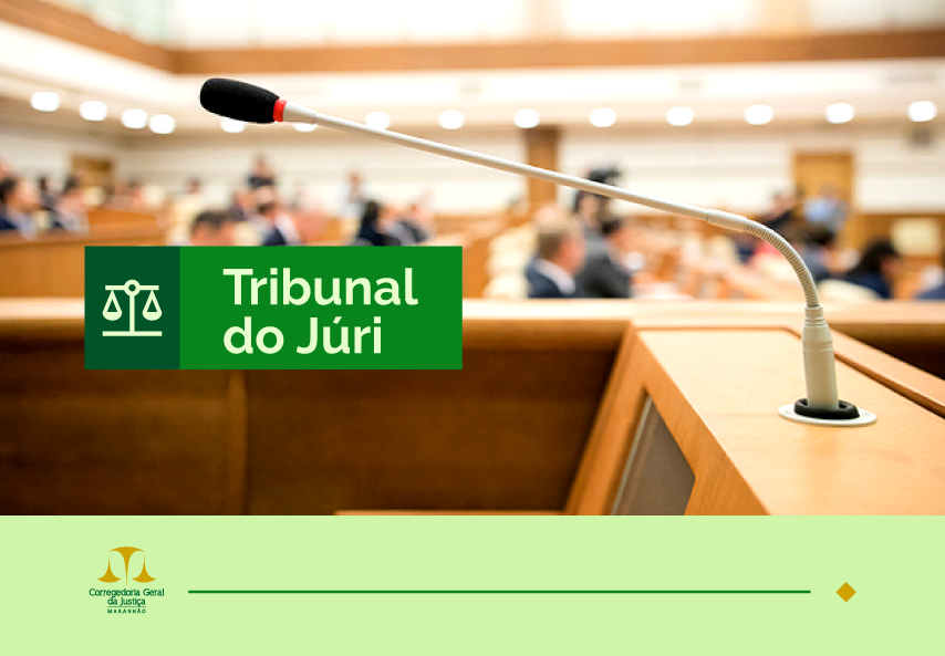 A imagem mostra o interior de uma sala de tribunal durante uma sessão. Na frente, há um púlpito de madeira com um microfone em cima. Ao fundo, várias pessoas estão sentadas, provavelmente jurados ou membros da plateia. A placa verde com texto em português diz ¿Tribunal do Júri¿, indicando que se trata de um local onde ocorrem procedimentos legais envolvendo um júri. Também há dois ícones de balança da justiça nessa placa.