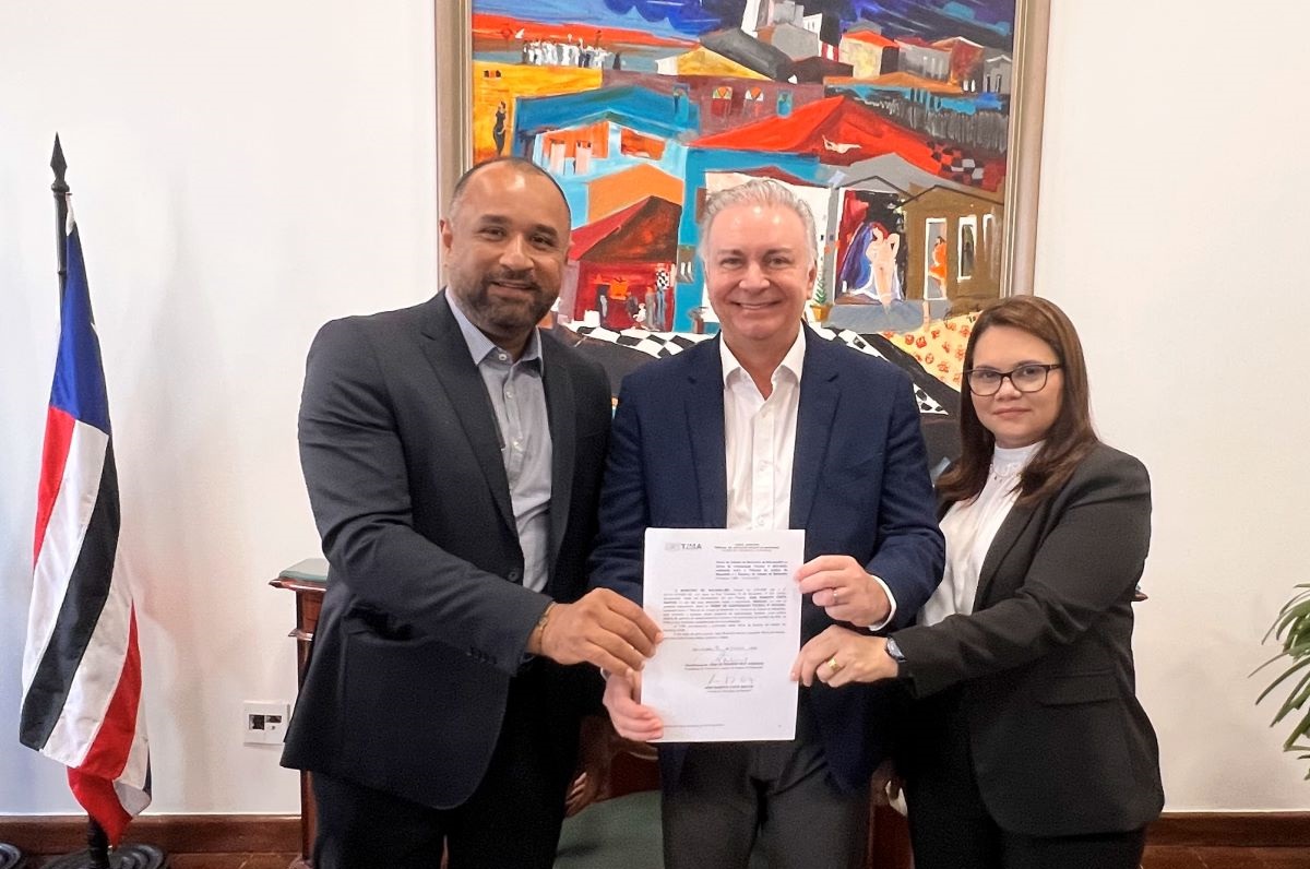 Foto horizontal da assinatura do Termo de adesão de Bacabal ao Registro para Todos.