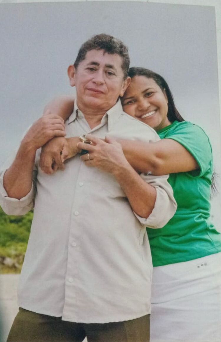 Foto colorida do Sr Tiririca com sua esposa. Ambos estão abraçados