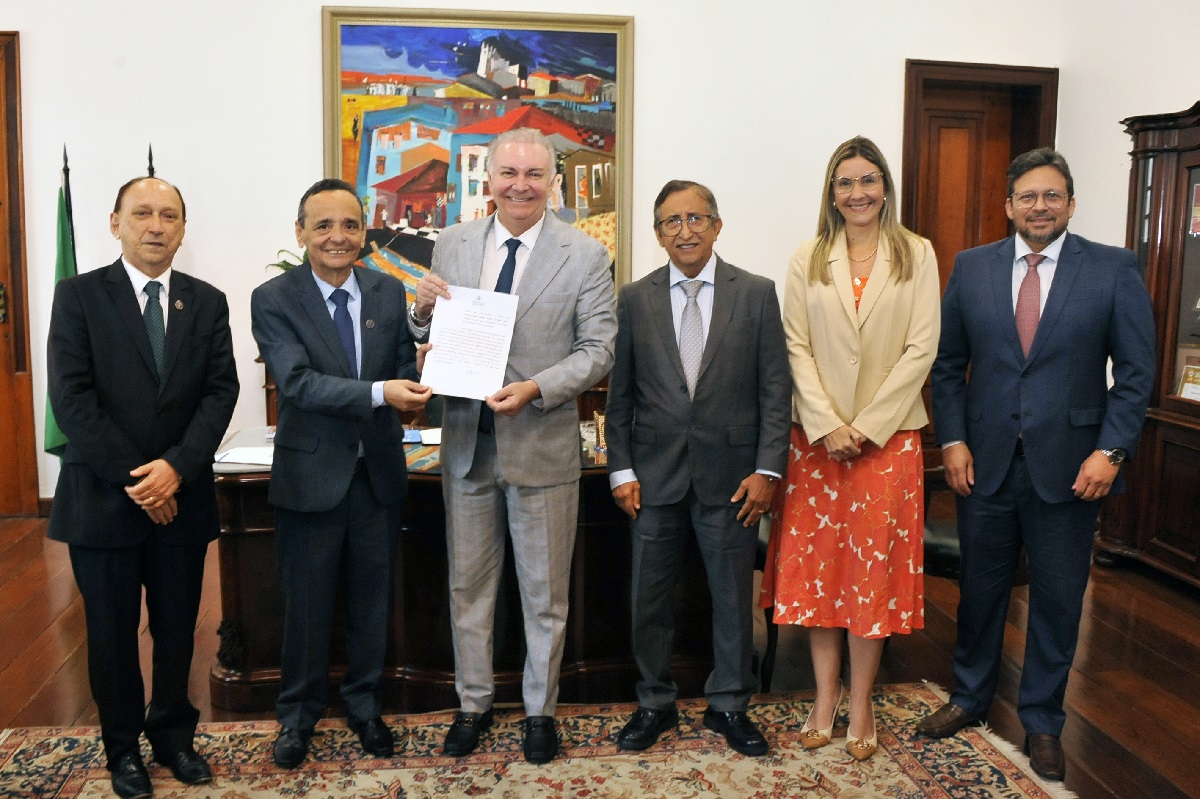 Foto horizontal da posse do Desembargador Kleber Carvalho como membro titular do Órgão Especial do TJMA.