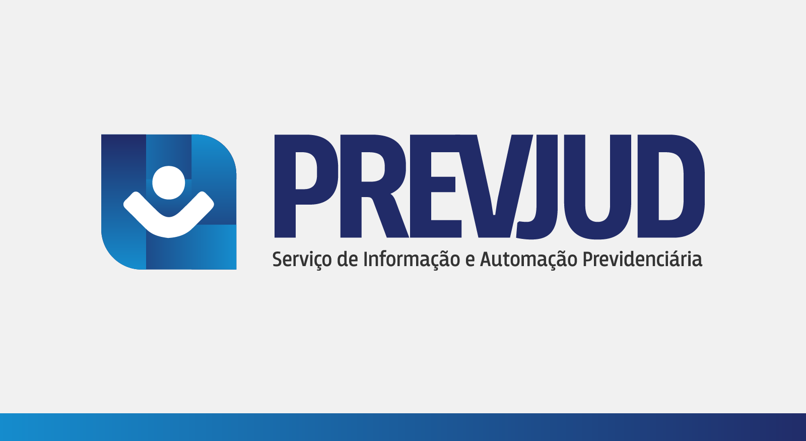 A imagem apresenta o logotipo do sistema PrevJud, que se destaca no centro. O nome "PREVJUD" está escrito em letras maiúsculas, com uma tipografia forte e moderna, na cor azul-escuro. Abaixo, há um subtítulo em letras menores e na cor preta: "Serviço de Informação e Automação Previdenciária".

À esquerda do nome, há um ícone composto por formas geométricas em tons de azul, que formam um escudo arredondado. No centro do escudo, há um símbolo branco representando uma pessoa estilizada com os braços erguidos, remetendo à ideia de acolhimento e acessibilidade.

O fundo da imagem é claro, predominando o branco, com uma faixa azul na parte inferior, criando um contraste com os elementos principais.