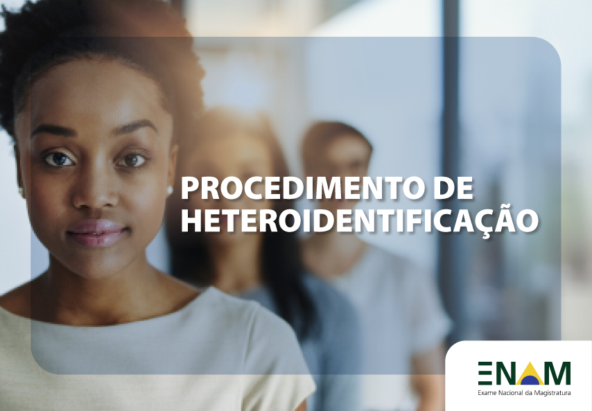 A imagem mostra um grupo de pessoas desfocadas ao fundo, com um texto em primeiro plano e um logotipo no canto inferior direito. 
O foco principal da imagem é o texto ¿PROCEDIMENTO DE HETEROIDENTIFICAÇÃO¿ que está em letras maiúsculas e brancas. No canto inferior direito, há um logotipo do ¿ENAM - Exame Nacional da Magistratura¿. O fundo mostra várias pessoas desfocadas, indicando que a imagem pode estar relacionada a uma configuração de grupo ou equipe. A iluminação é clara e brilhante, sugerindo um ambiente interno bem iluminado.">