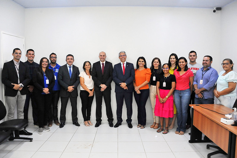 Justiça de Proximidade - Paulo Ramos - presidente Paulo Velten com juiz e servidores