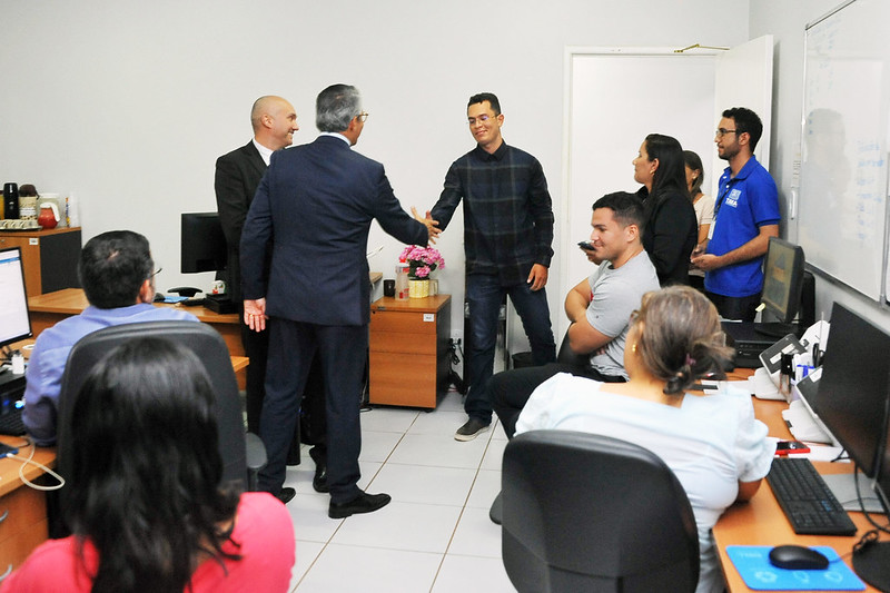 Justiça de Proximidade - Paulo Ramos - presidente Paulo Velten com servidores, aperta mão de um