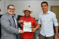 Projeto Registro Cidadão - Olho d'Água das Cunhãs - André Mendes e cartorário entregam certidão