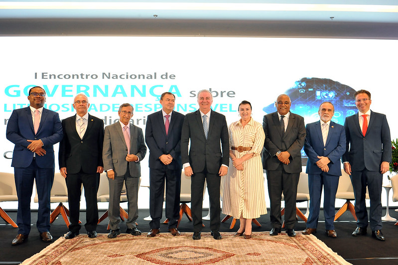 Foto horizontal do I Encontro Nacional  sobre Litigiosidade Responsável - presidente do Grupo Maria Firmina. A imagem apresenta duas pessoas sentadas em um palco, participando de um evento formal. Uma delas está segurando um microfone e parece estar falando. Atrás delas, há um grande painel com o seguinte texto em destaque: "LITIGÂNCIA ABOLITIVA" "Sofia Temer": Professora da Faculdade Nacional de Direito - Universidade Federal do Rio de Janeiro (UFRJ); Doutora e Mestre em Direito Processual pela Universidade Federal do Rio de Janeiro (UFRJ). O palco é decorado com cadeiras modernas e um design profissional.