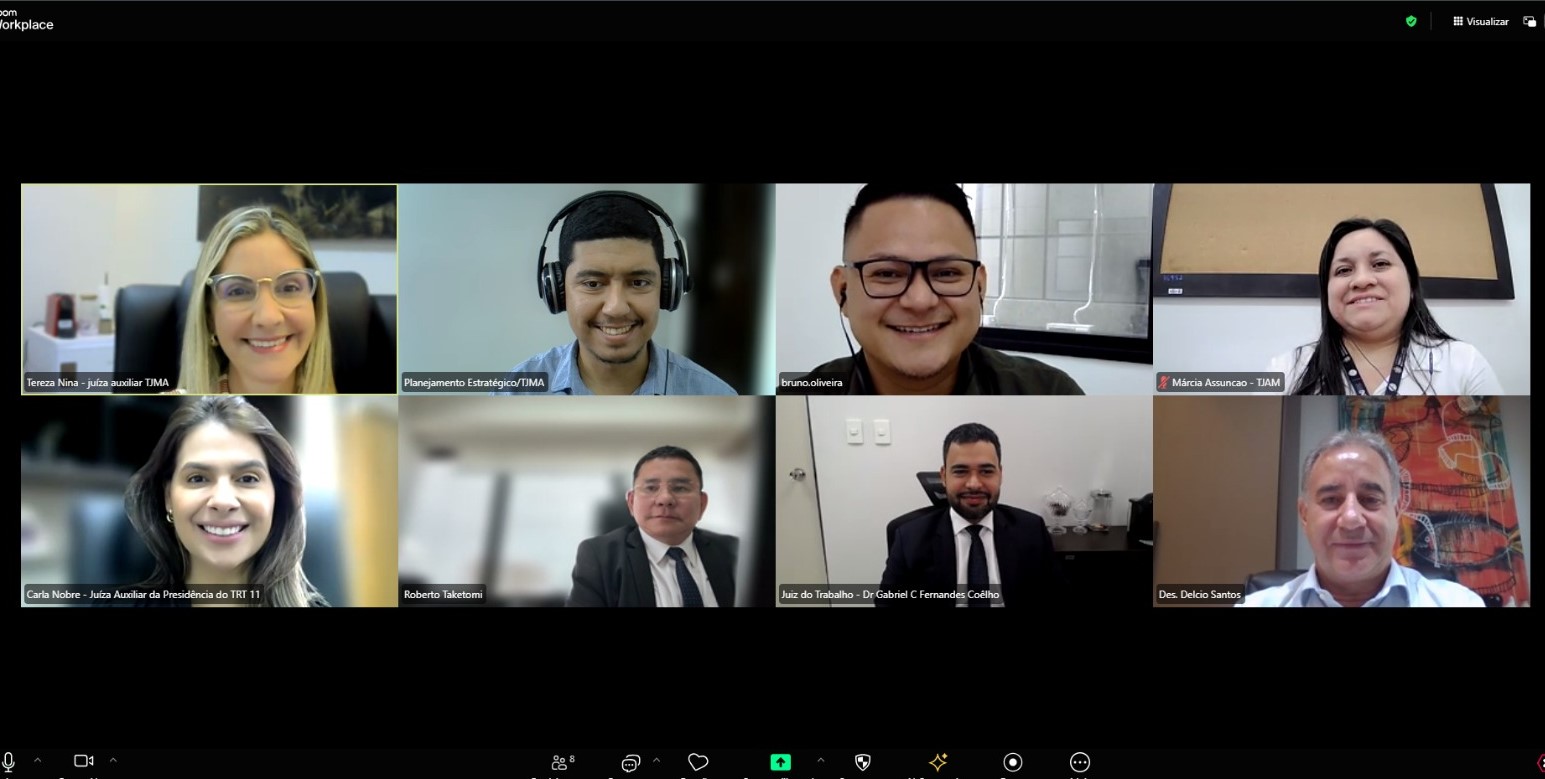 A imagem mostra uma reunião virtual formal com oito participantes. Cada participante aparece em uma janela individual, e seus nomes e cargos são exibidos na parte inferior de cada janela. Entre os participantes estão:

Tereza Nina - Juíza Auxiliar do TJMA

Planejamento Estratégico/TJMA

Bruno Oliveira

Márcia Assunção - Representante do TJAM

Carla Nobre - Juíza Auxiliar da Presidência do TRT 11

Roberto Taketomi

Dr. Gabriel C. Fernandes Coelho - Juiz do Trabalho

Desembargador Délcio Santos

O cenário parece envolver uma discussão relacionada a temas jurídicos ou administrativos, dada a presença de magistrados e profissionais ligados ao planejamento estratégico. A interação reflete a colaboração e troca de experiências entre os tribunais.
