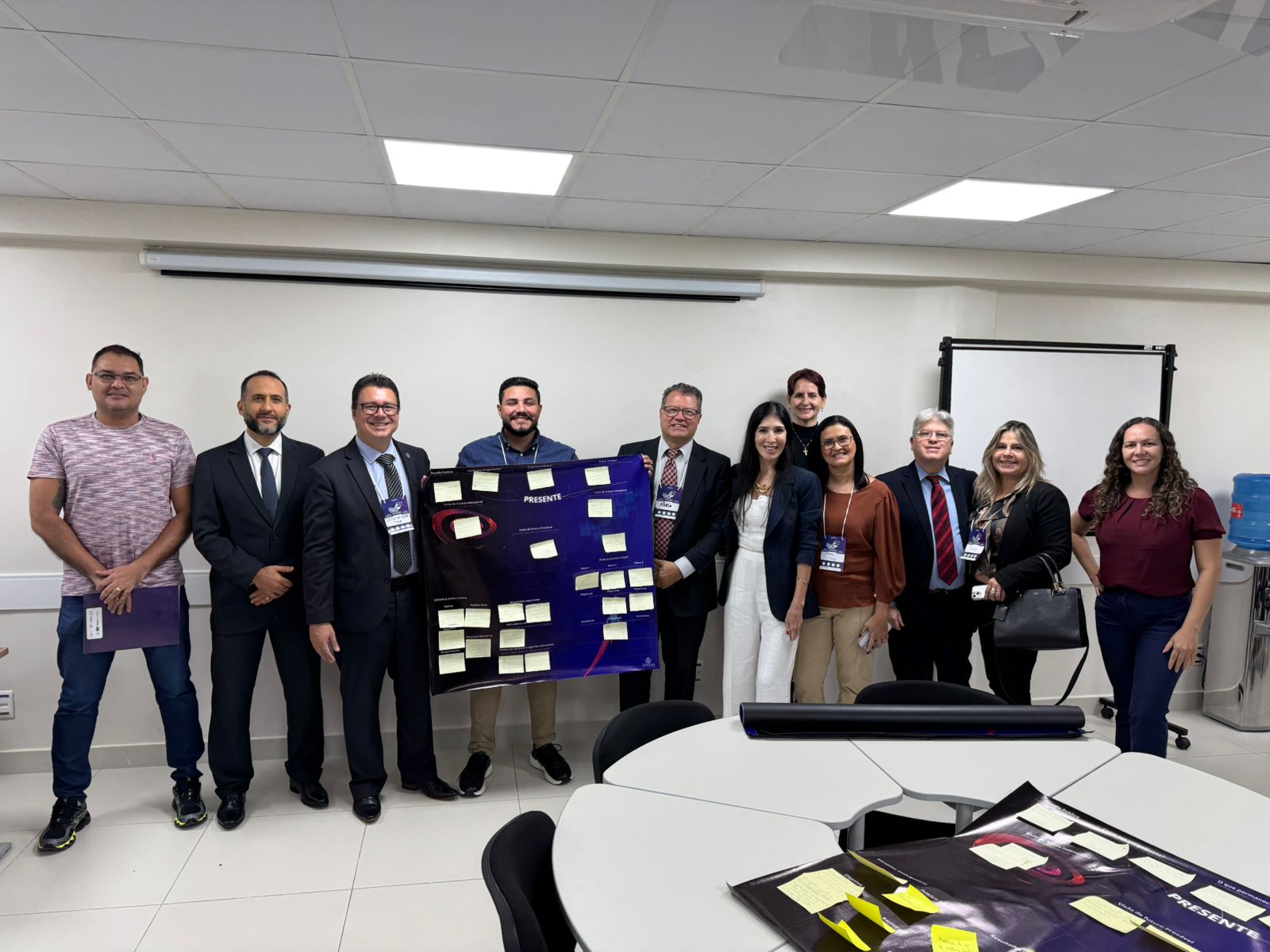 A composição gráfica da imagem combina texto e ícones informativos, apresentando números e estatísticas de forma clara e organizada. Ela reflete a abrangência do programa em transformar a vida de comunidades vulneráveis e promover o desenvolvimento sustentável