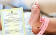 Certidão de nascimento com pé de criança