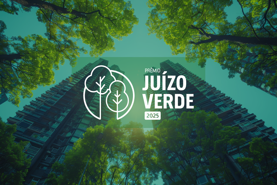 Imagem com forte apelo visual ecológico. Ao fundo, observa-se a vista de prédios altos com fachadas escuras, fotografados de baixo para cima, formando uma espécie de túnel arquitetônico. Entre os edifícios, copas de árvores verdes se encontram e formam um arco natural, transmitindo a ideia de harmonia entre natureza e urbanização.

Centralizado sobre a imagem, há um logotipo em branco com o desenho de duas árvores estilizadas dentro de um círculo. À direita do ícone, está escrito em letras grandes e brancas: "PRÊMIO JUÍZO VERDE". Abaixo, em um retângulo verde claro, está o ano: "2025". Todo o conjunto do título está sobre um retângulo translúcido de tom esverdeado, reforçando o conceito sustentável e ambiental da premiação.

A composição transmite uma mensagem de sustentabilidade, consciência ambiental e integração entre natureza e justiça.