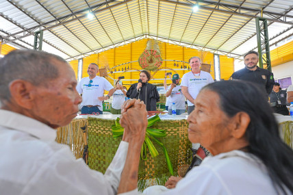 Solenidade reuniu casais indígenas de uma das maiores aldeias do Brasil, com cerca de 8 mil pessoas