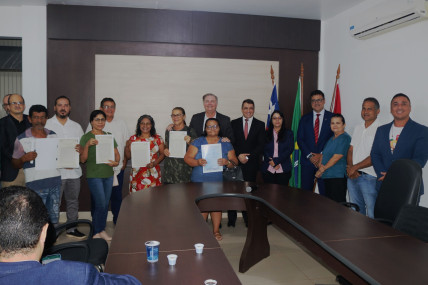Autoridades e comunidade do bairro Brasil Novo durante solenidade de entrega de títulos para 20 famílias