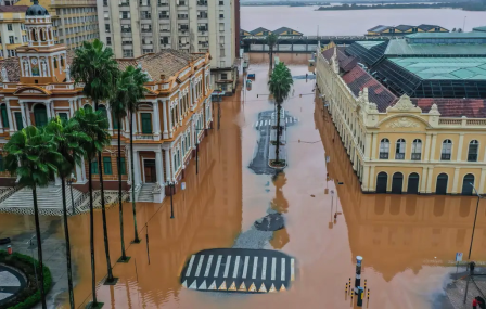 Prefeitura de Porto Alegre à esquerda e o Mercado Municipal à direita, alagados, após chuva intensa