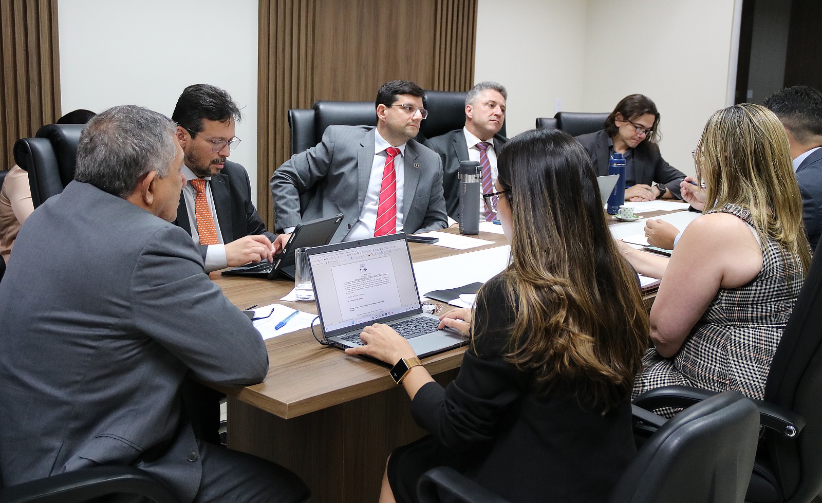 Foto colorida de homens e mulheres sentados durante reunião da área de Segurança Institucional. O encontro é presidido pelo desembargador Sebastião Bonbfim.