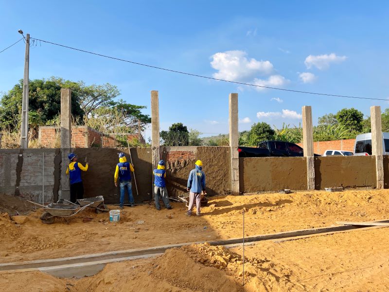 Foto colorida horizontal de obra de construção do Fórum de Passagem Franca. Ao fundo, 4 funcionários na obra.
