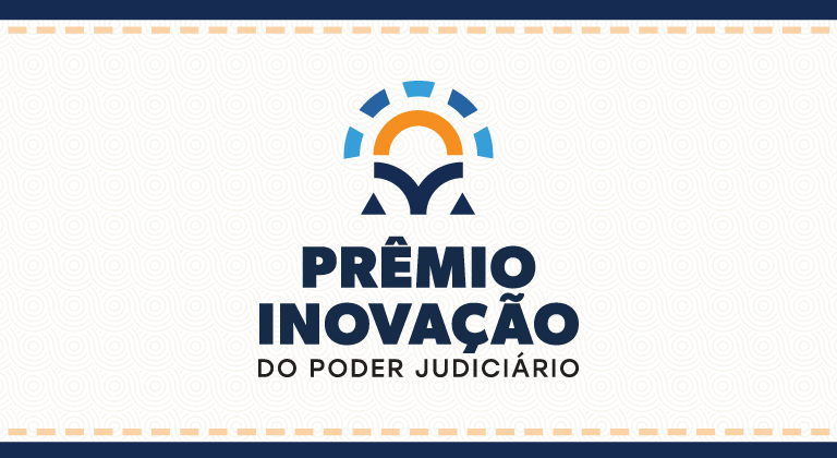 A imagem exibe um banner ou logotipo gráfico com o texto ¿PRÊMIO INOVAÇÃO DO PODER JUDICIÁRIO¿ em destaque no centro. Isso se traduz para ¿Prêmio de Inovação do Poder Judiciário¿ em inglês. Acima do texto, há um emblema estilizado com o que parece ser um nascer ou pôr do sol atrás de uma estrutura que pode representar as balanças da justiça, indicando uma associação com o sistema judiciário ou legal. O fundo é decorado com formas geométricas e linhas, sugerindo um documento formal ou decoração. A paleta de cores inclui tons de azul, laranja e branco, que podem simbolizar confiabilidade, energia e pureza, respectivamente.