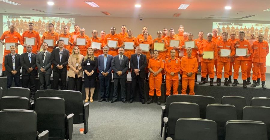 Foto horizontal da solenidade de entrega de certificados do curso de prevenção a incêndio.