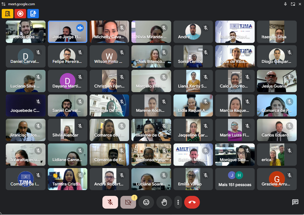 A imagem mostra uma captura de tela de uma reunião virtual no Google Meet, com vários participantes. Cada participante é representado por um quadrado pequeno que exibe seu nome, uma inicial ou uma imagem. Alguns participantes têm suas câmeras ligadas, mostrando seus rostos, enquanto outros optaram por exibir apenas seus nomes ou ícones. A reunião parece ser bem frequentada, indicando que pode ser um evento de interesse, como um webinar ou uma discussão em grupo.

O webinário sobre o Domicílio Eletrônico Judicial foi organizado para esclarecer o funcionamento deste sistema, que centraliza as comunicações processuais de todos os tribunais brasileiros em uma única plataforma digital1. Este sistema permite que as partes envolvidas em processos judiciais recebam e acompanhem citações, intimações e outras notificações de forma simples e rápida