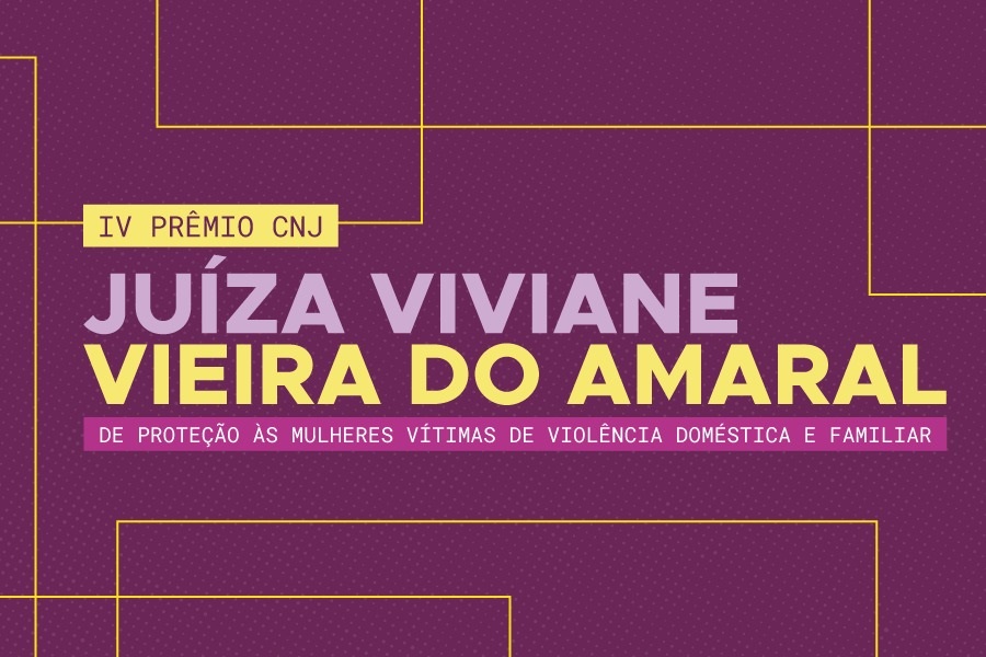 Cartão horizontal do Prêmio Juíza Viviane Vieira do Amaral. Cartão de fundo magenta, com título em lilás e amarelo "IV Prêmio CNJ Juíza Viviane Vieira do Amaral". Abaixo, a frase: "de proteção às mulheres vítimas de violência doméstica e familiar".