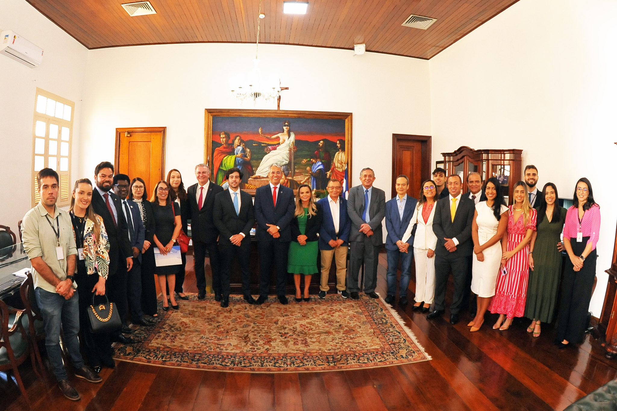 Foto colorida mostra presidente do TJMA, desembargador Paulo Velten, ao lado de magistrados e magistradas, durante solenidade de posse no Gabinete da Presidência. Ao lado deles, estão juízes, servidores, servidoras e familiares.