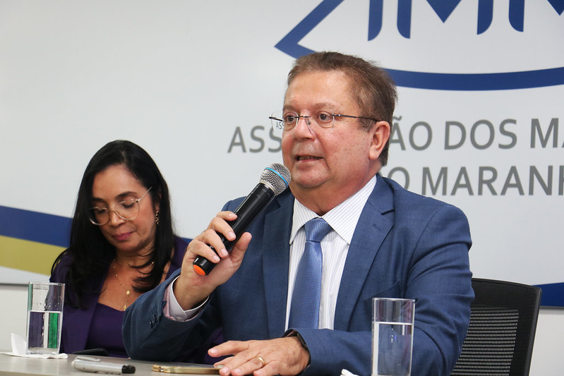 Foto colorida horizontal do presidente do Comitê Estadual de Saúde, desembargador Jamil Gedeon Neto, falando ao microfone.