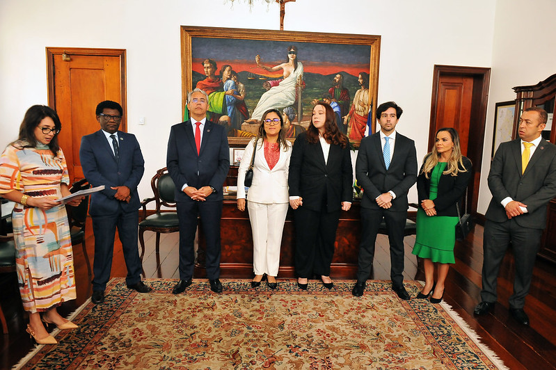 Foto colorida mostra presidente do TJMA, desembargador Paulo Velten, ao lado de magistrados e magistradas, durante solenidade de posse no Gabinete da Presidência.