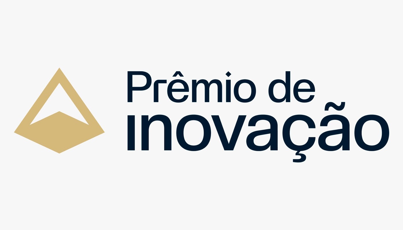 a imagem apresenta o nome "prêmio de inovação" na cor preta ao lado de uma logotipo que se aproxima do formato de uma pirâmide na cor amarela. a imagem possui fundo branco