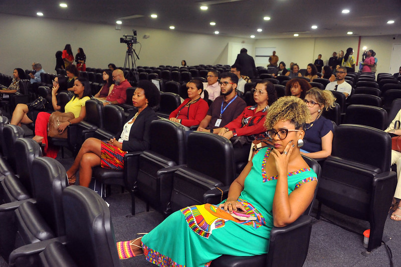 Foto colorida mostra pessoas sentadas no auditório do Fórum de São Luís assistindo ao Seminário de Diversidade e Antidiscriminação.