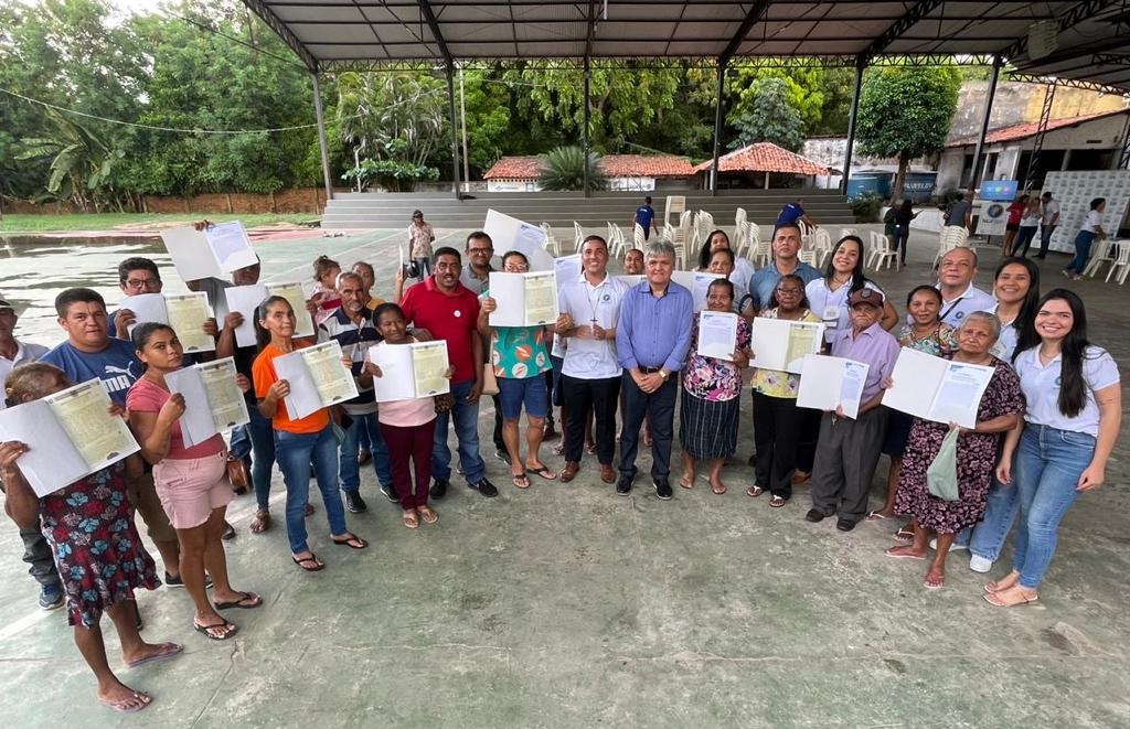 Foto horizontal da entrega de títulos de terra em Bacabal, incluindo o para o território Quilombola São Sebastião dos Pretos