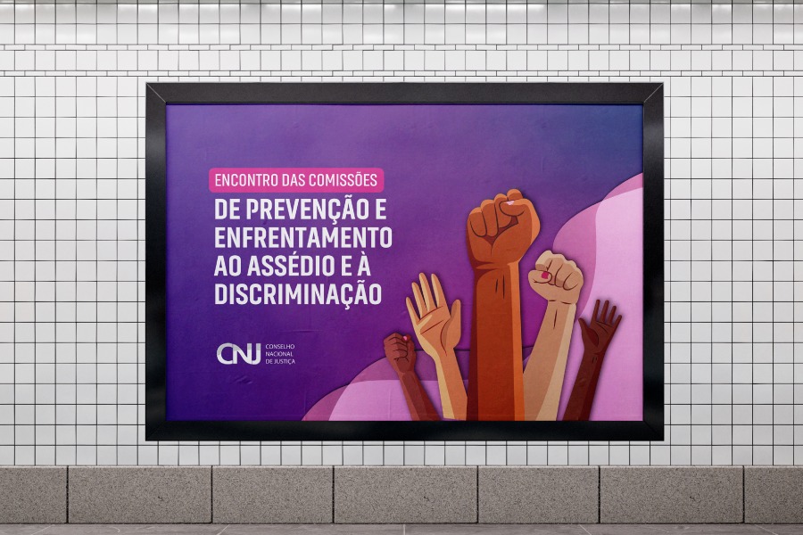 A imagem mostra um cartaz em uma parede de azulejos brancos. O cartaz tem um fundo roxo e apresenta várias mãos levantadas, de diferentes tons de pele, simbolizando diversidade e união. No topo do cartaz, há um retângulo rosa com o texto "ENCONTRO DAS COMISSÕES". Abaixo, em letras brancas, está escrito "DE PREVENÇÃO E ENFRENTAMENTO AO ASSÉDIO E À DISCRIMINAÇÃO". No canto inferior esquerdo, há o logotipo do Conselho Nacional de Justiça (CNJ) com o texto "CONSELHO NACIONAL DE JUSTIÇA" ao lado.