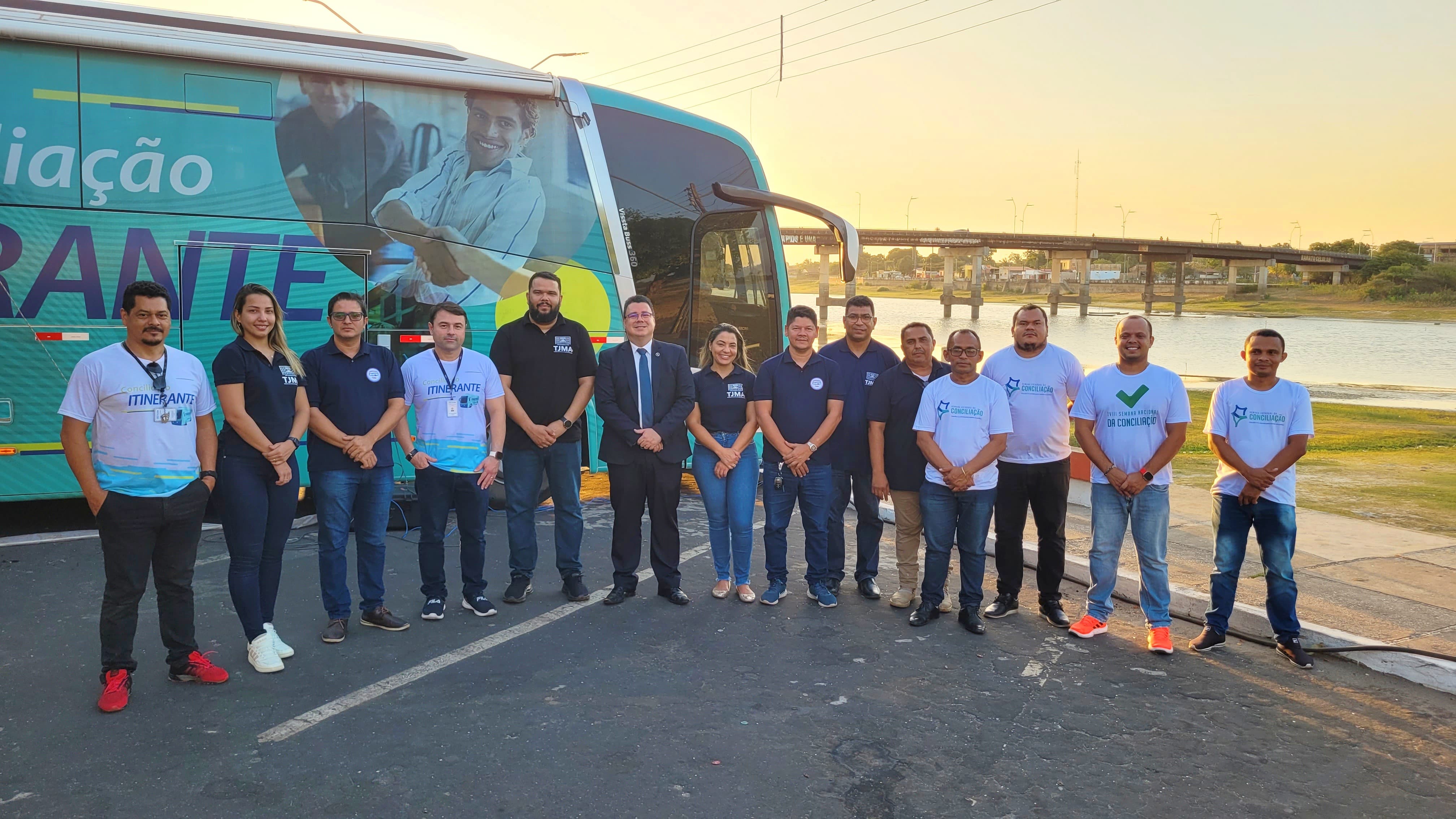 A imagem mostra uma pessoa sentada em uma cadeira, usando um headset, participando de uma videoconferência em um computador. A tela do computador exibe duas pessoas em uma chamada de vídeo. A pessoa está em um ambiente de escritório, com uma mesa que contém um teclado, um mouse, um monitor, alguns papéis, um marcador de texto amarelo e outros itens de escritório. Há também um roteador e outros dispositivos eletrônicos na parede ao fundo.

Parece ser um ambiente de trabalho moderno, onde a tecnologia facilita a comunicação e a colaboração à distância.