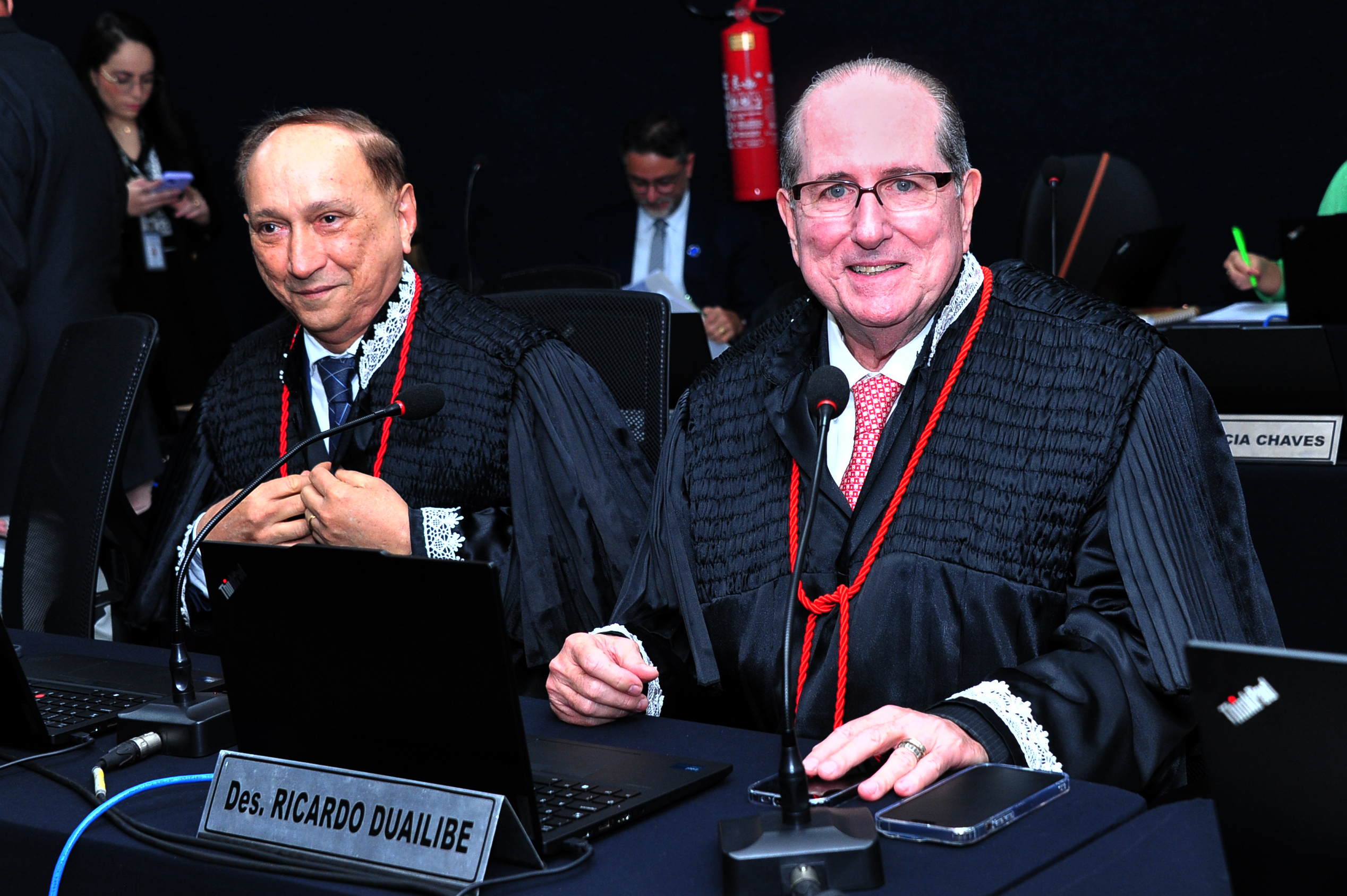 Esta imagem é um close-up que foca no Desembargador ricardo duailibe, que aparece sentado e falando durante a sessão formal.