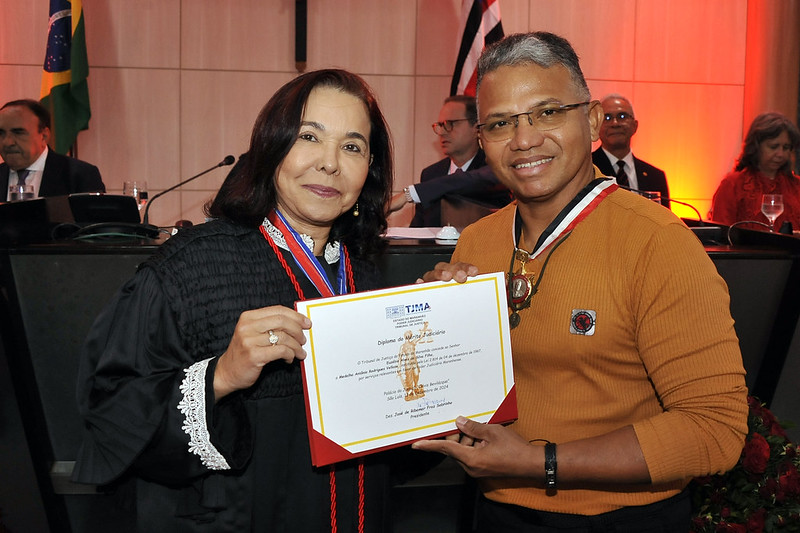 Foto horizontal do coordenador de Resposta a Emergência na EMAP, Euzébio Alves da Silva Filho, ao lado da desembargadora Sônia Amaral, durante entrega de medalha no TJMA.