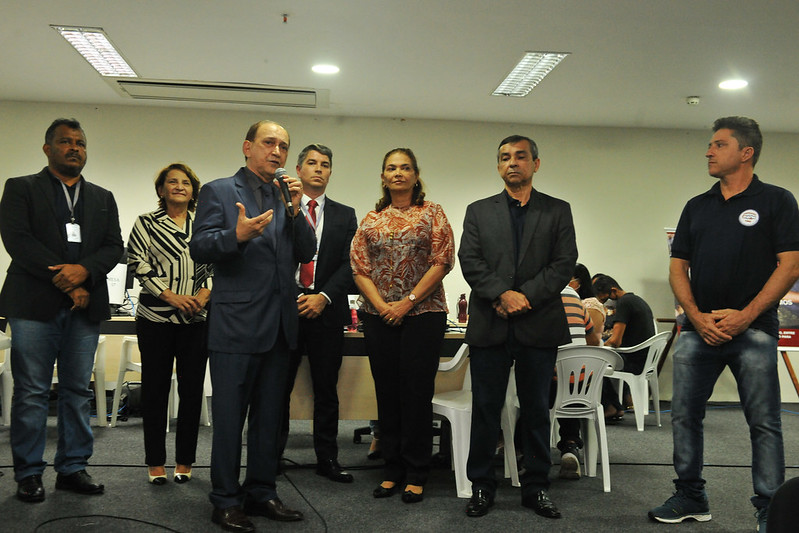 Foto do presidente do TJMA, desembargador Lourival Serejo, falando ao microfone, no auditório do Fórum, durante o encerramento do mutirão de conciliação.