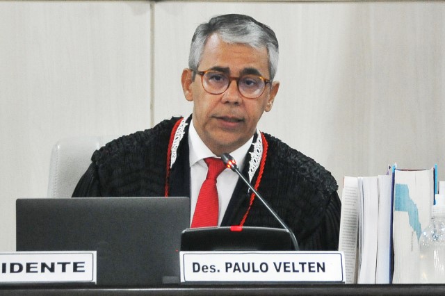 Foto colorida mostra o desembargador Paulo Velten sentado na cadeira de presidente do TJMA, durante primeira sessão plenária como presidente do Tribunal de Justiça. O desembargador usa toga preta e óculos. Foto Ribamar Pinheiro