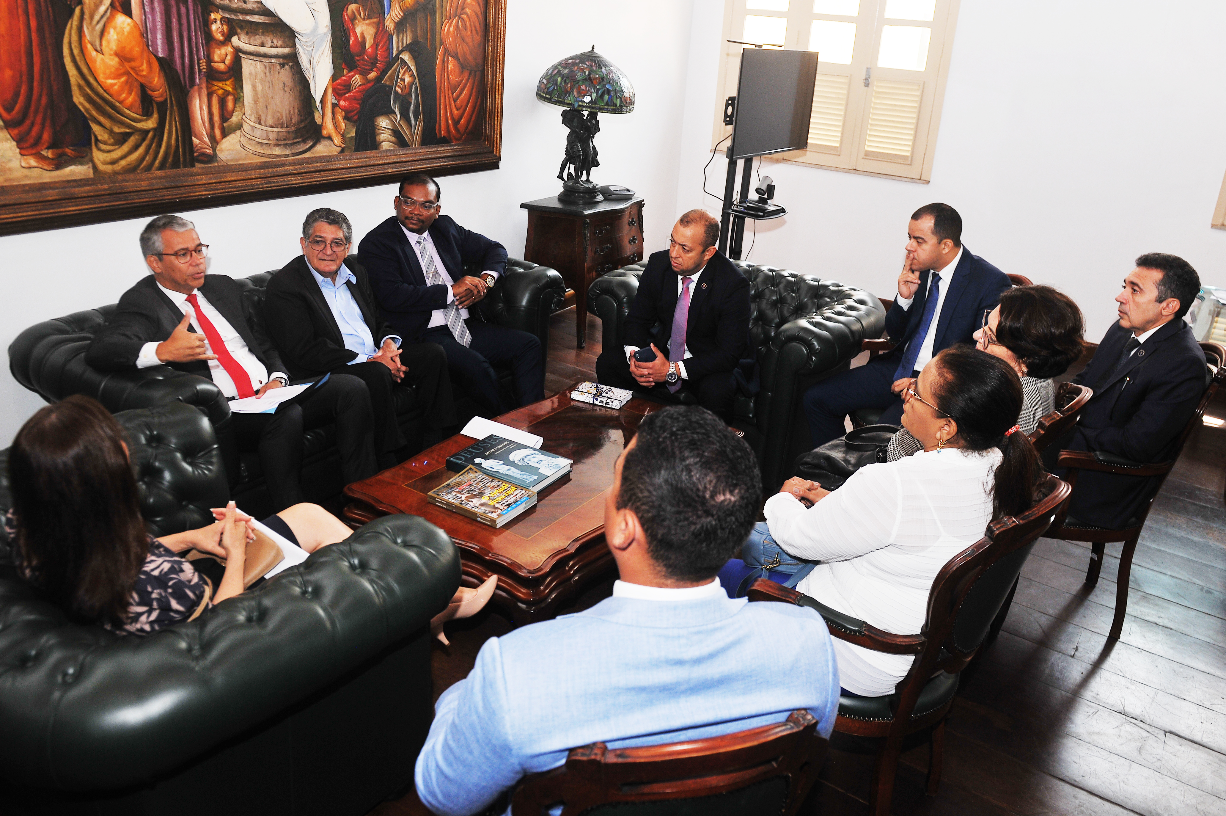 O presidente do TJMA, desembargador Paulo Velten com magistrados sentados ao redor em reunião no gabinete.
