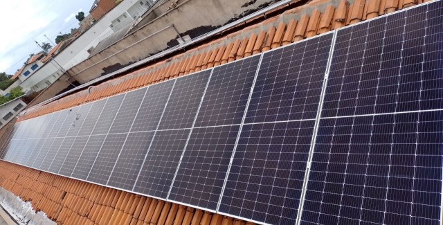 Imagem colorida. Foto de placas de energia solar em telhado de unidade judicial de Paço do Lumiar.