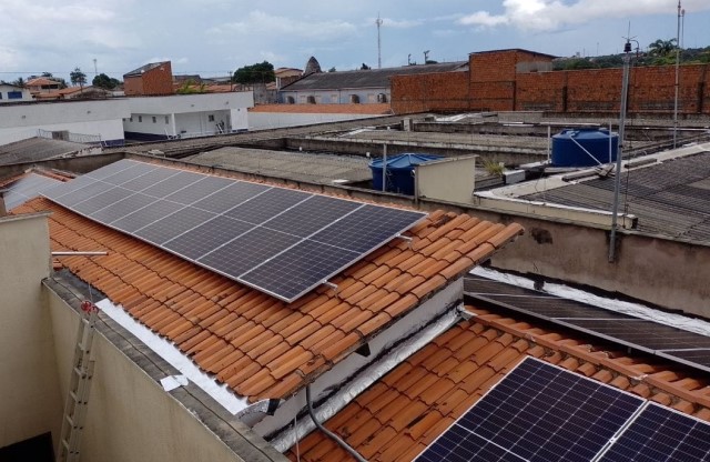 Imagem colorida. Foto de placas de energia solar em telhados de unidade judicial de Paço do Lumiar.