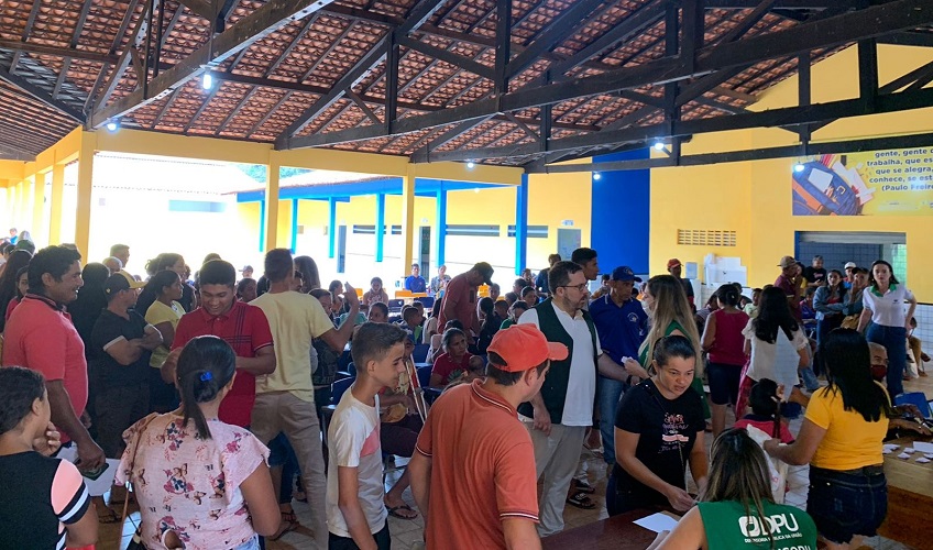 Pessoas em pé reunidas para atendimento em galpão no município de Marajá do Sena.