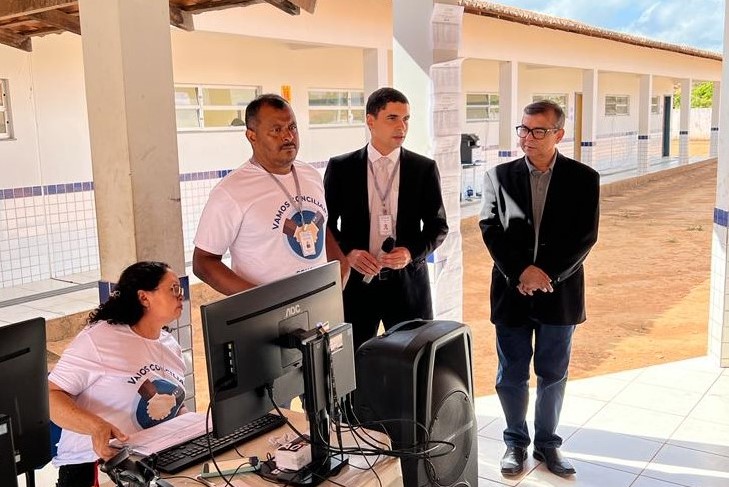 Foto colorida do presidente do Nupemec/TJMA, desembargador José Gonçalo Filho, ao lado de magistrados e de uma servidora, durante evento Conciliação Itinerante.