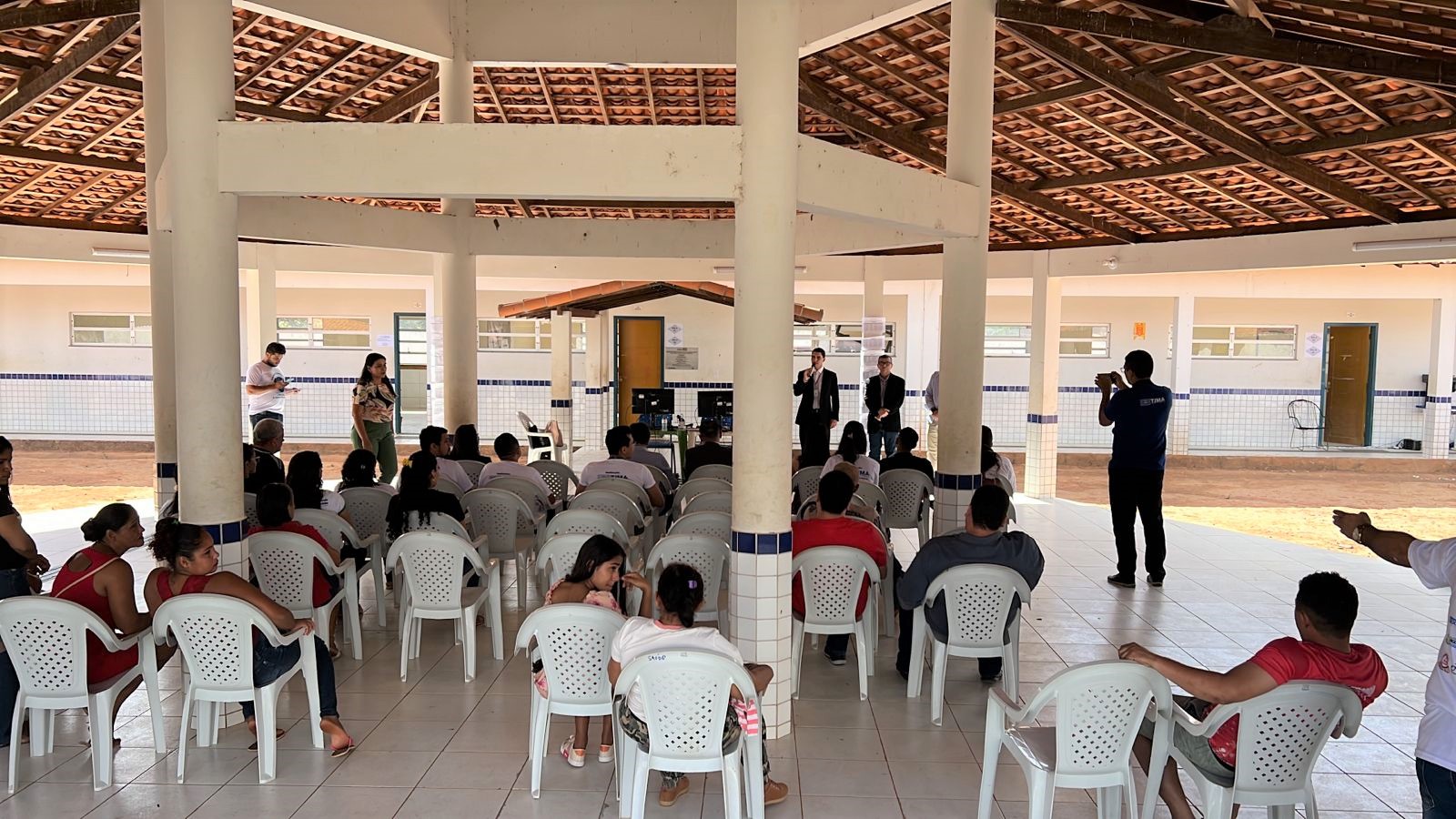 Foto colorida de pessoas sentadas, durante a abertura da Conciliação Itinerante, realizada pelo presidente do Nupemec/TJMA, desembargador José Gonçalo Filho, e magistrados.