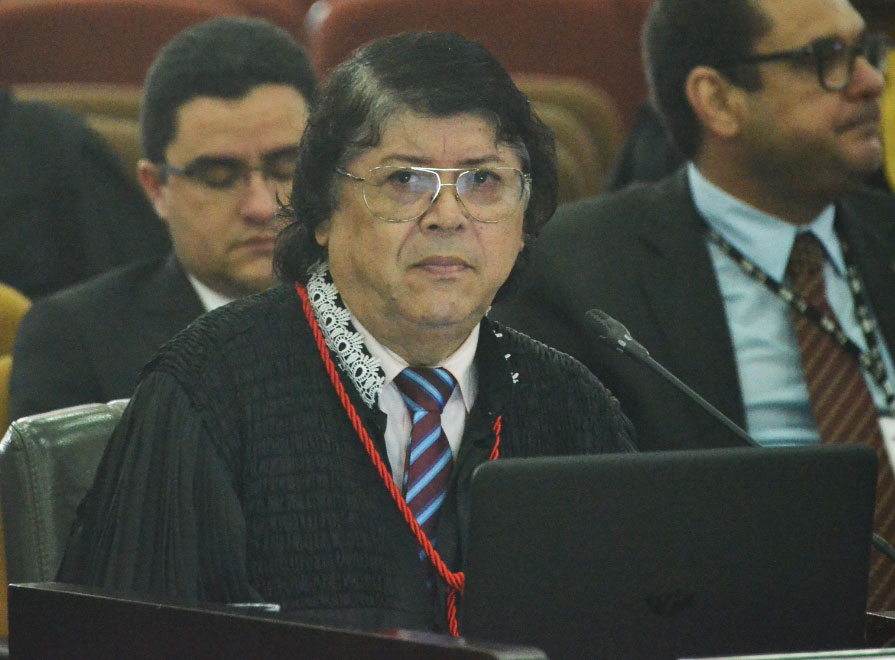Foto colorida do desembargador Josemar Lopes Santos sentado na Sala das Sessões Plenárias