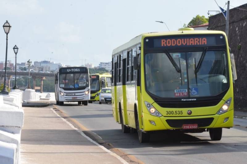 Avenida Beira-Mar, em São Luís, com ônibus de transporte coletivo na cor amarela e branca