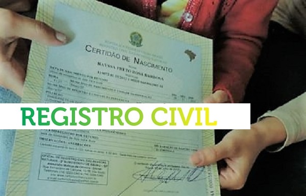 pessoas segurando uma certidão de nascimento e o termo REGISTRO CIVIL escrito acima
