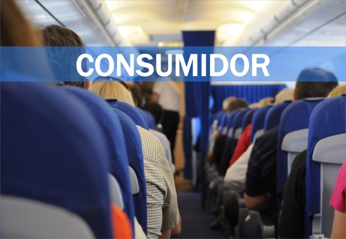 foto de pessoas dentro de um avião, com a expressão CONSUMIDOR escrita acima