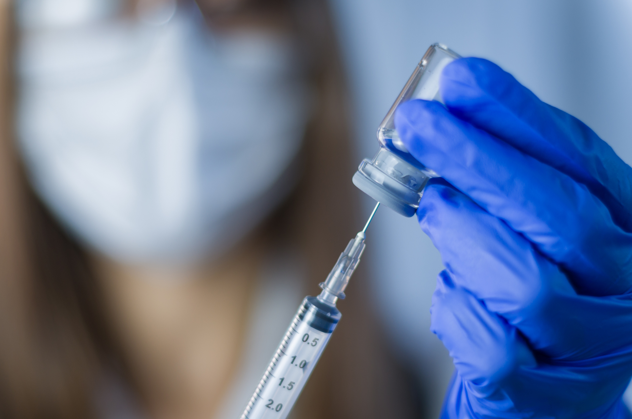Imagem de uma pessoa sendo vacinada.