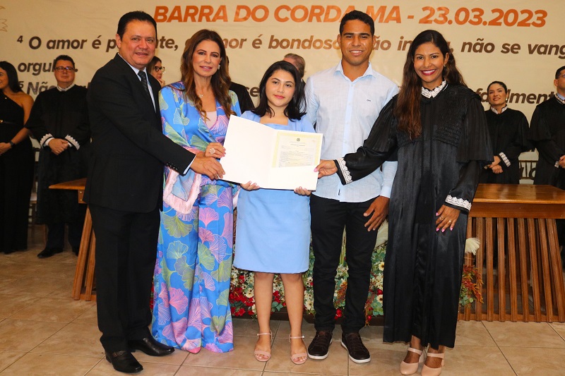 casal indigena recebe a certidao de casamento