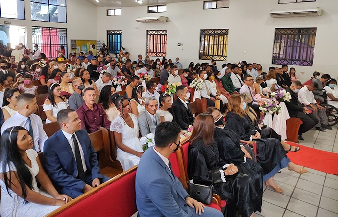 Casamento comunitário une 42 casais em cerimônia civil e religiosa na Cidade Operária Casamento comunitário une 42 casais em cerimônia civil e religiosa na Cidade Operária