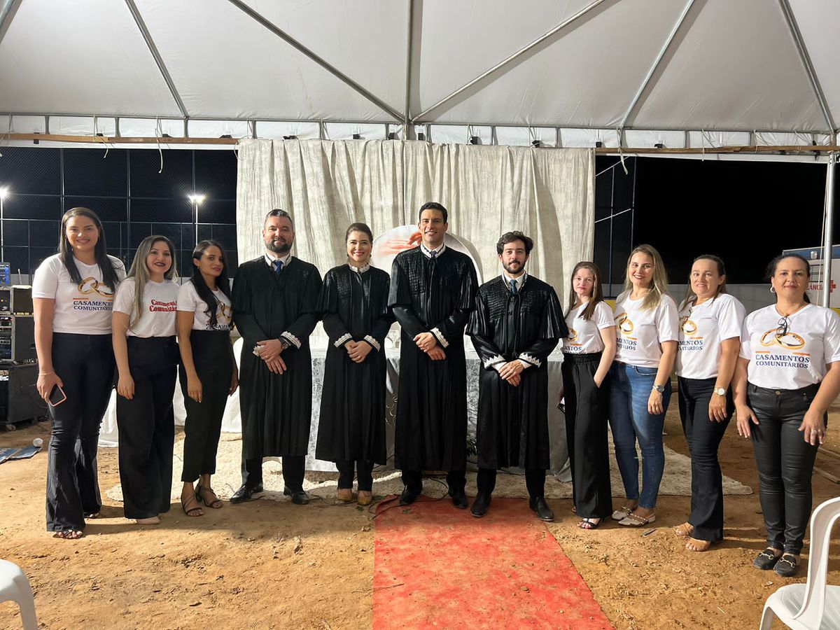 PESSOAS TROCAM ALIANÇA OBSERVADAS POR UMA OUTRA PESSOA