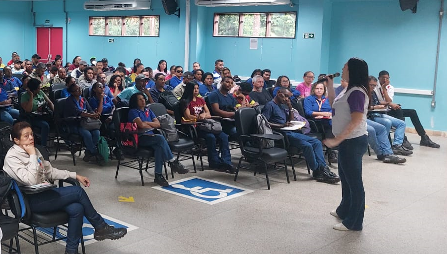 funcionários de empresa prestadora de serviços para a companhia vale acompanham palestra sobre violência contra a mulher em auditório